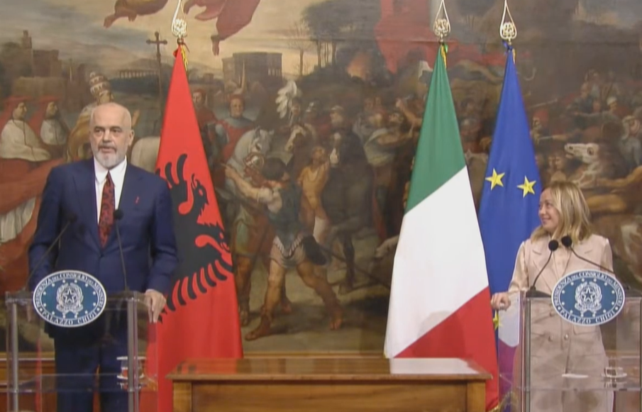 Shqipëria nënshkruan marrëveshje me Italinë për menaxhim të refugjatëve