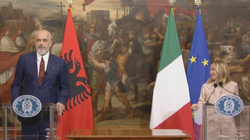 Shqipëria nënshkruan marrëveshje me Italinë për menaxhim të refugjatëve