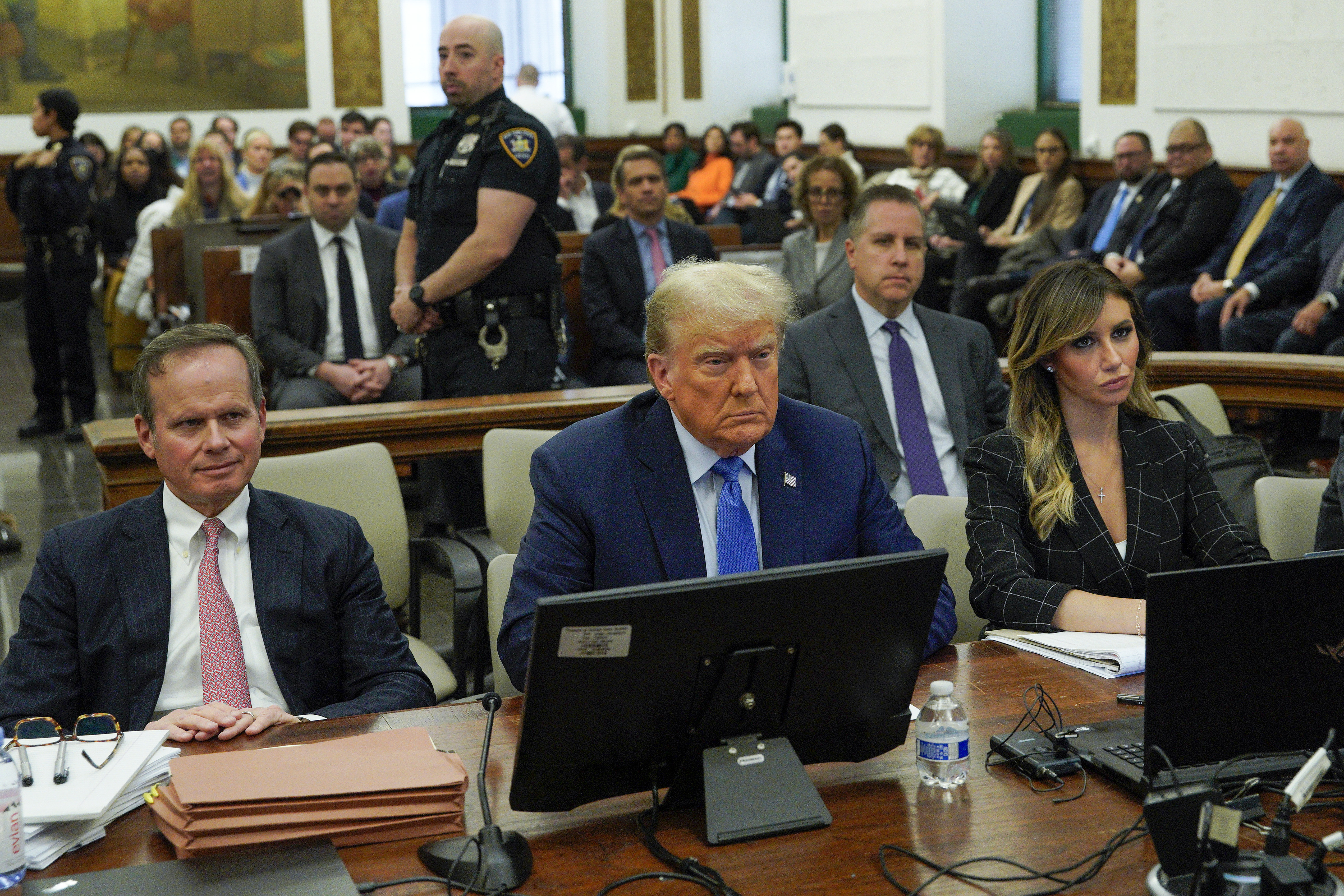 Gjykatësi kërkon nga avokatët e Trumpit që ta kontrollojnë atë