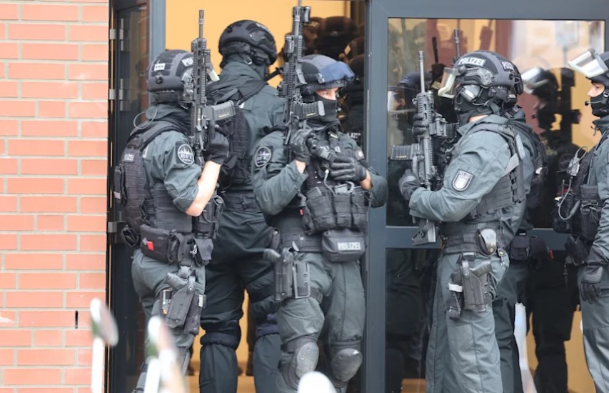 Policia në Hamburg në ndjekje të dy të dyshuarve që kërcënuan me armë një mësuese