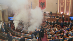 Chaos im albanischen Parlament, der Saal ist in Rauch gehüllt