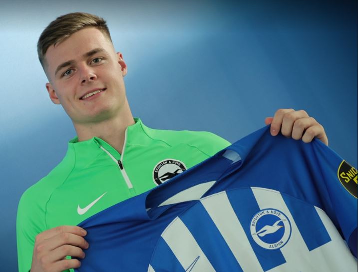 Fergusoni vazhdon kontratën me Brightonin