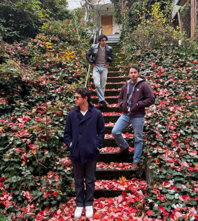Jonas Brothers sjellin ngjyrat e bukura të vjeshtës përmes një seti fotografish