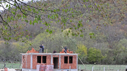 Shqiptarët në veri të lumtur për ndërtimin e shtëpive të djegura në luftë