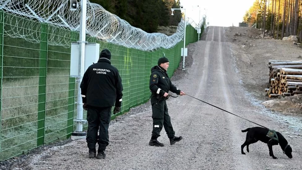 Finlanda akuzon Rusinë se po ndihmon emigrantët për t’u futur në vendin skandinav