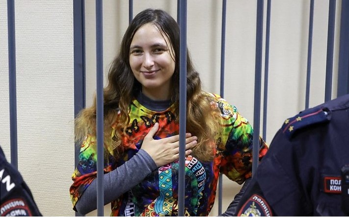 Rusja dënohet me shtatë vjet burgim pasi protestoi kundër luftës në Ukrainë