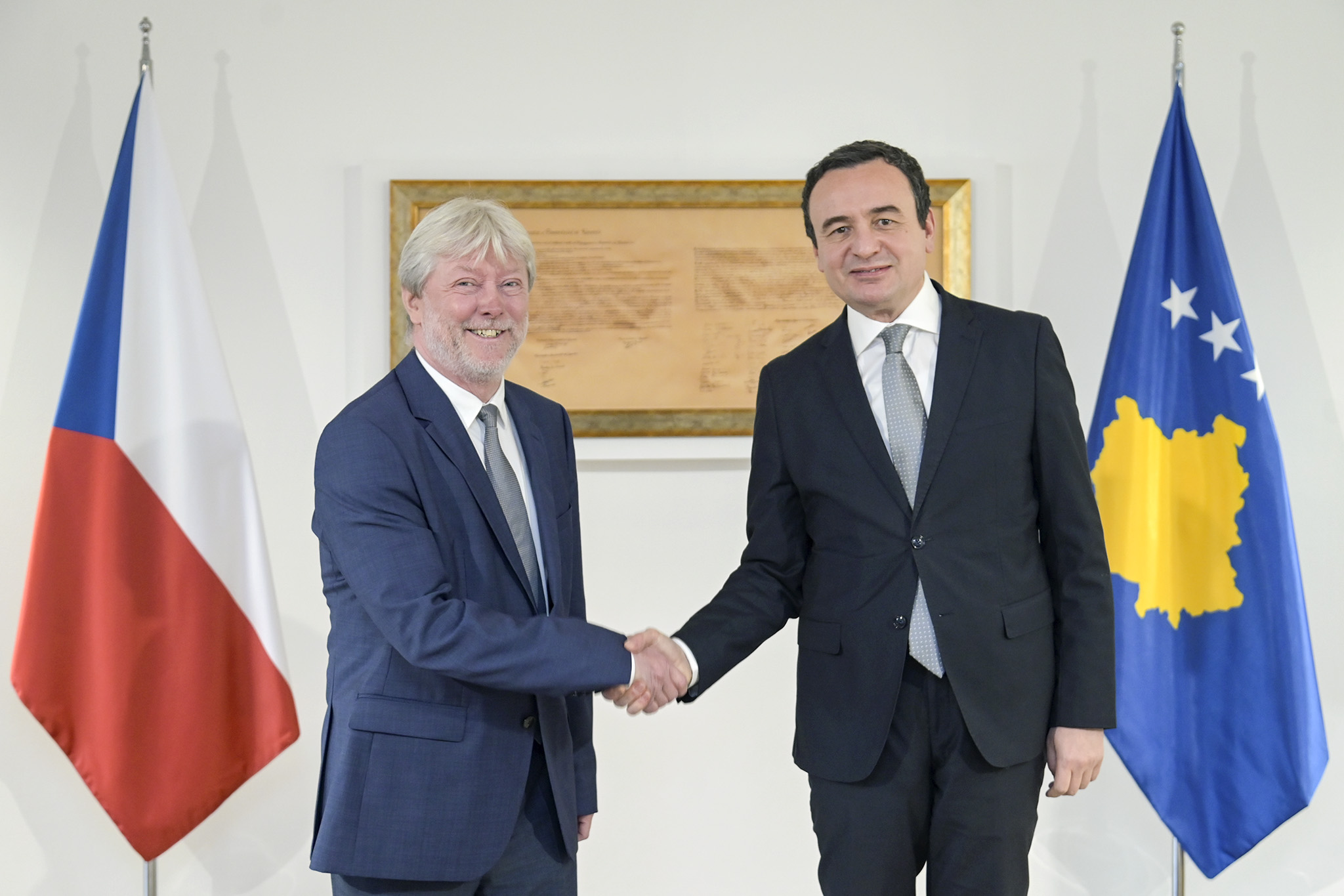 Kurti në takim me ambasadorin çek thekson përkushtimin e Kosovës në rrugën drejt BE-së