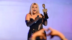 Bebe Rexha merr çmim në “Billboard Music Awards”