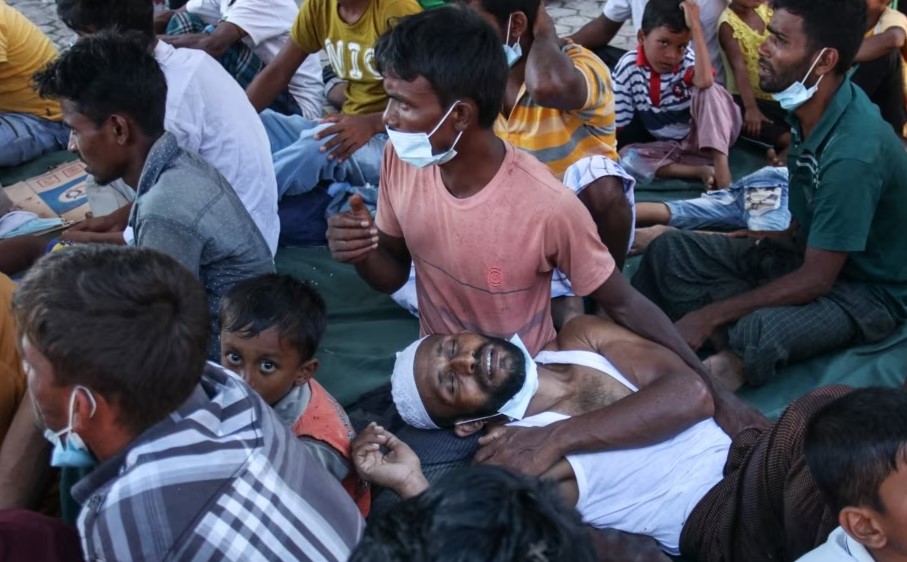 Një mijë refugjatë nga komuniteti rohingya mbërrijnë në Indonezi për një jave