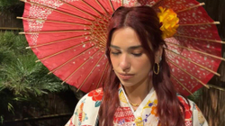 Dua Lipa als japanische Geisha