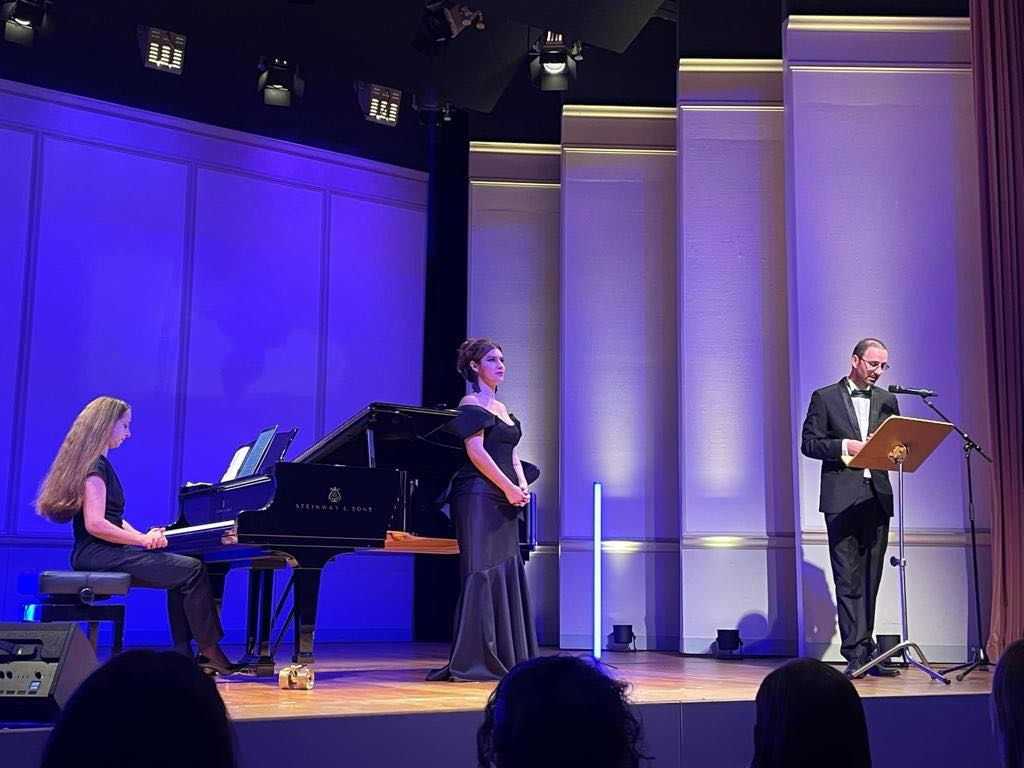 Le pianiste Ibrahimi prouve son talent dans Debussy, prêt pour le  concours en Italie 