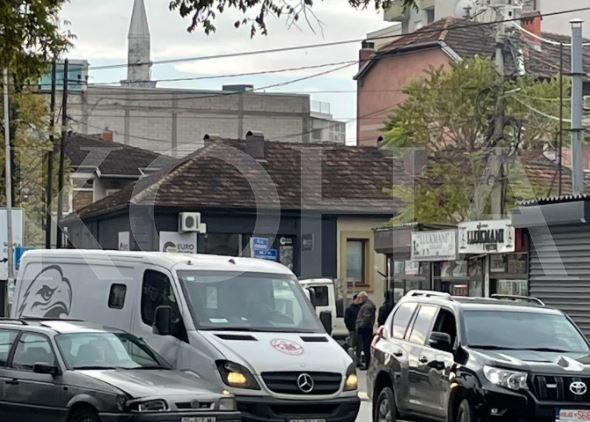 Aksident mes furgonit të kompanisë së sigurimit dhe një veture