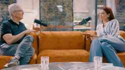 Dua Lipa challenges the boss of Apple"
