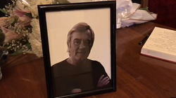 A standing ovation farewell to the master of humor