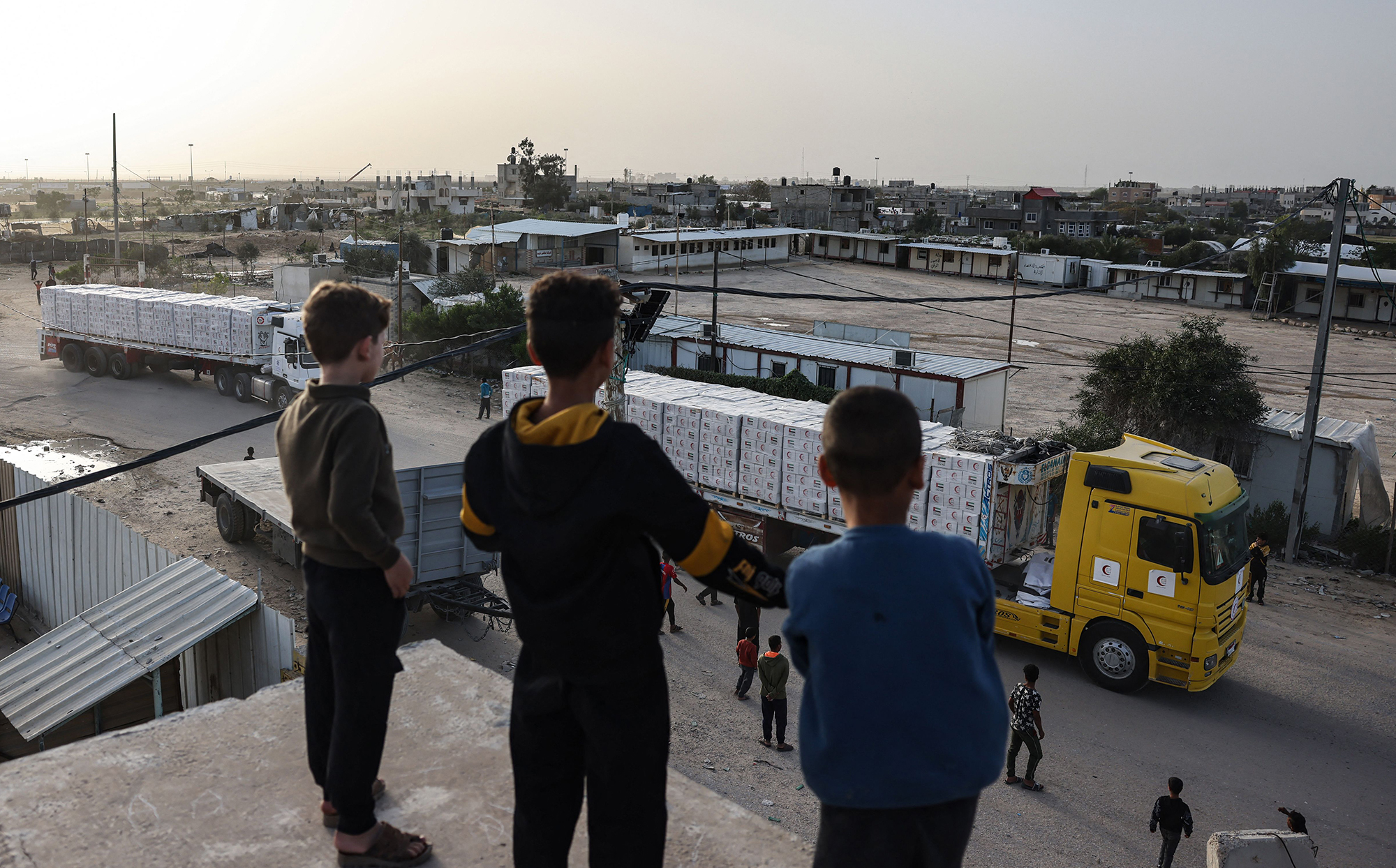 Të paktën 120 kamionë me ndihma kanë hyrë në Gaza të dielën
