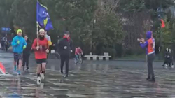 Nga Prishtina, Erzen Zyberaj mbërrin në Tiranë me vrap për mbi 24 orë