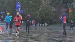 Nga Prishtina, Erzen Zyberaj mbërrin në Tiranë me vrap për mbi 24 orë