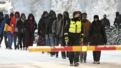 Finlanda do ta mbyllë tërësisht kufirin me Rusinë shkaku i migrantëve