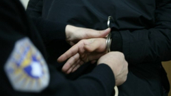 Arrestohet një person në Prishtinë, u pa duke mbuluar një thes që dyshohet se ishte me dinamit