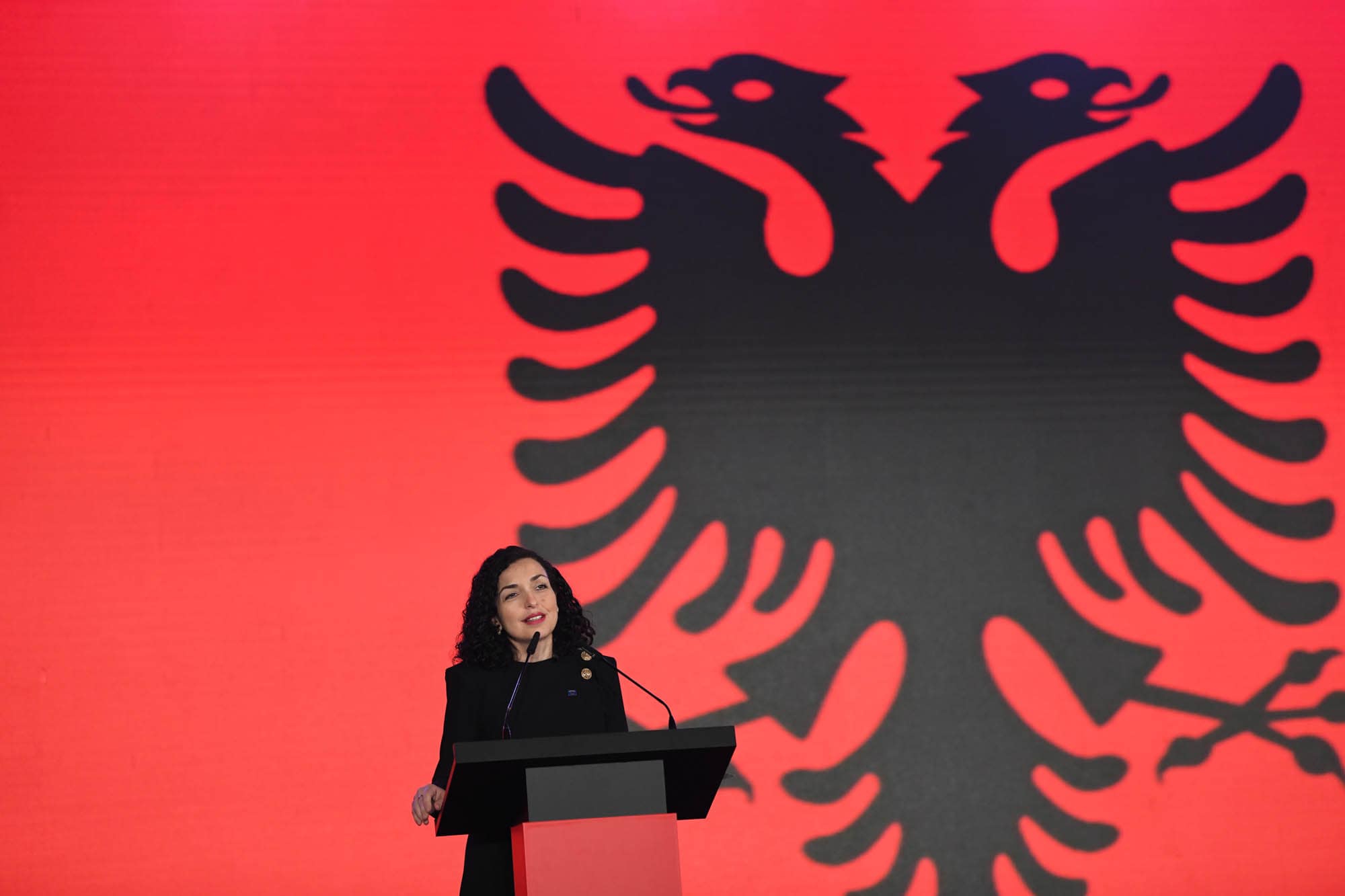 Osmani uron Pavarësinë e Shqipërisë, ditëlindjen e Adem Jasharit dhe daljen e parë të UÇK-së