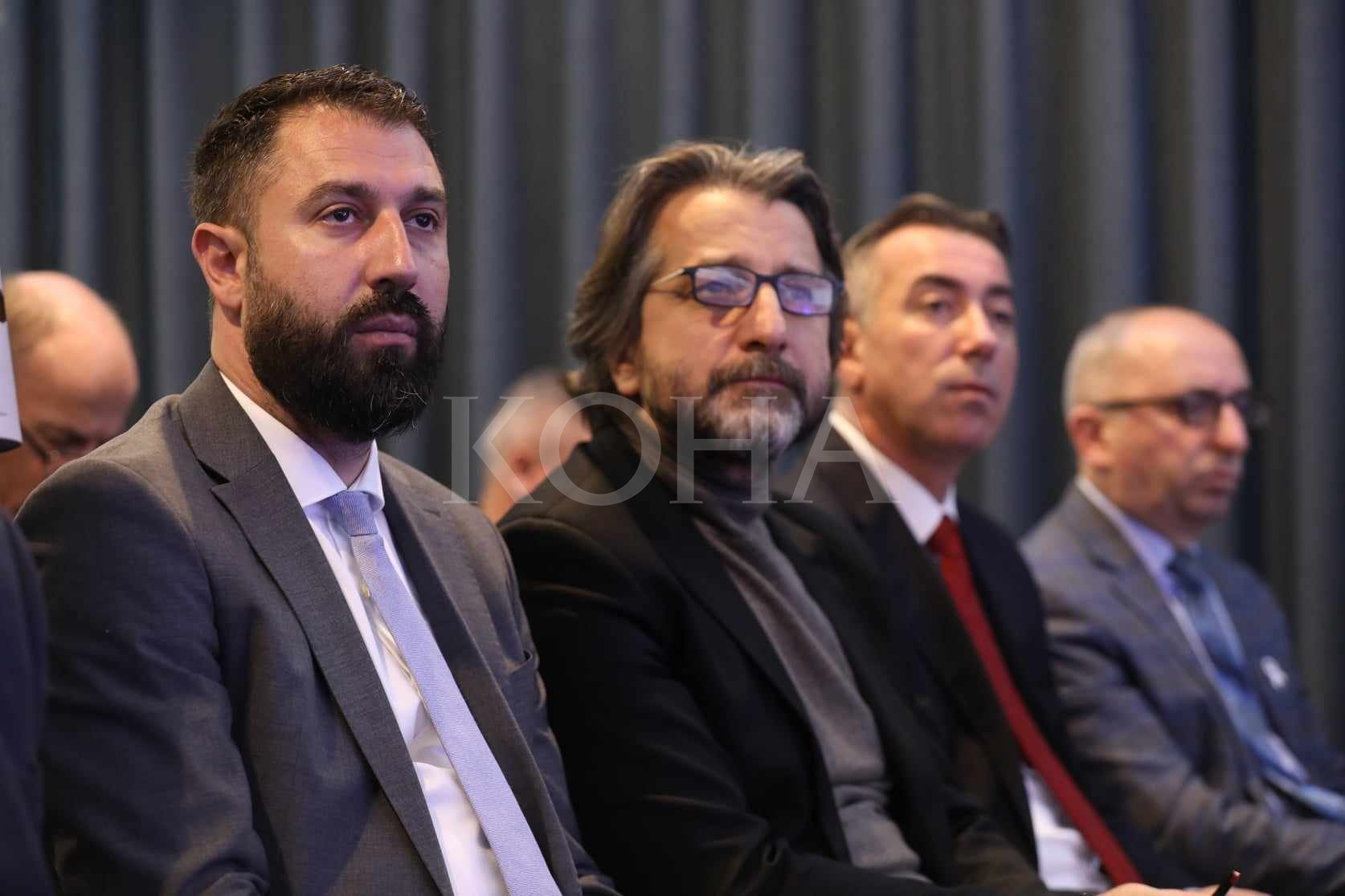 Në institucione mungon qasja për personat me aftësi të kufizuara, s’ka barazi gjinore në punësim