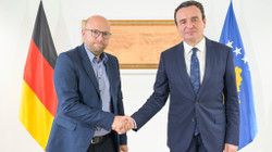 Kurti në takim me Sarrazinin kërkon që Serbia të ndëshkohet ndërkombëtarisht”