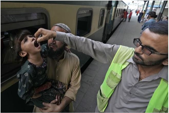  Në Pakistan shqyrtohet burgosja e prindërve që refuzojnë vaksinimin e fëmijëve kundër poliomielit 