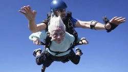 104-vjeçarja po synon të futet në Guinness, si më e vjetra që bëri “skydive”
