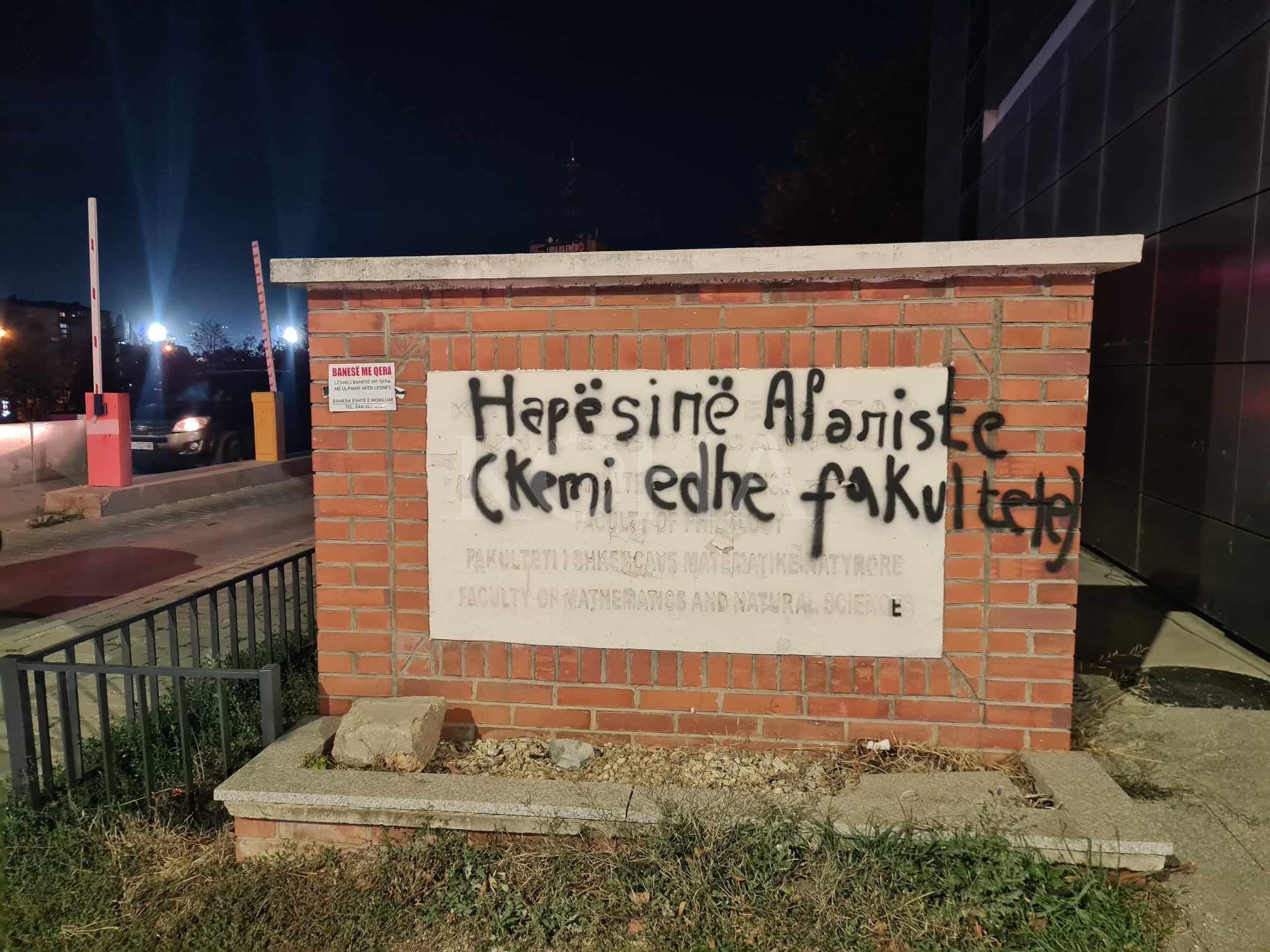 “Hapësirë afariste, kemi edhe fakultete”, mesazhi në pllakën e FSHMN-së