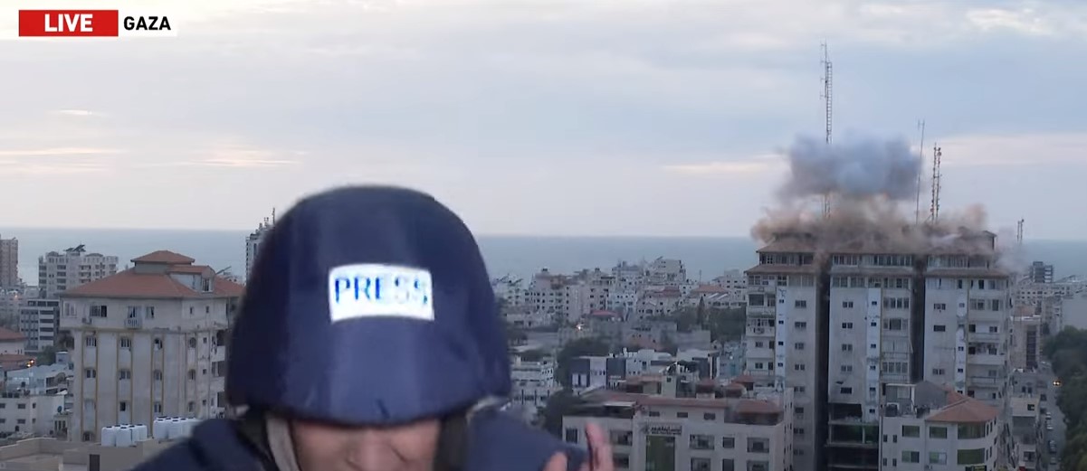 Po raportonte, momenti kur predha shpërthen pas shpinës së gazetares në Gaza