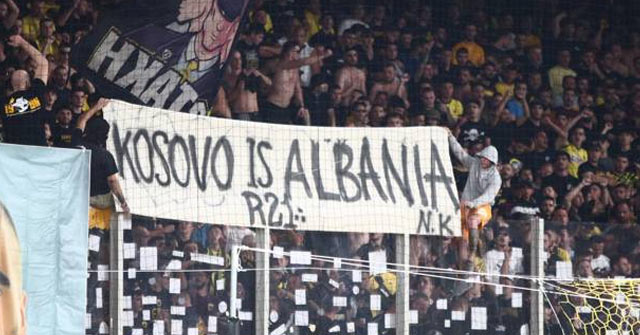 AEK-u përjashton përjetë dy tifozë për banerin “Kosova është Shqipëri”