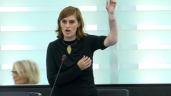 Bogujevci në Asamblenë e KiE-së tregon shenjat në duar të shkaktuara nga plumbat e ushtrisë serbe