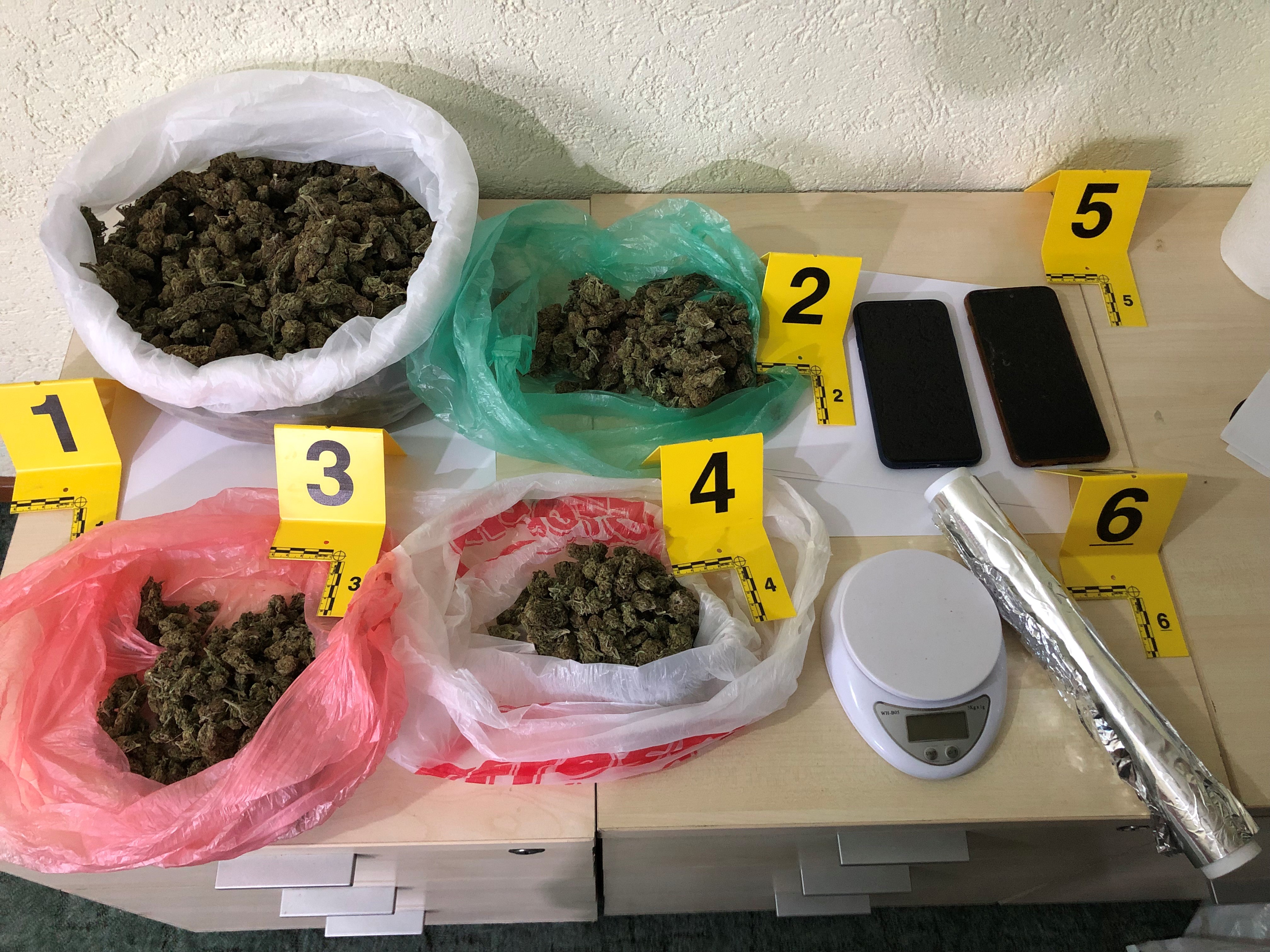 Në Prishtinë arrestohen tre të dyshuar për shitblerje të narkotikëve