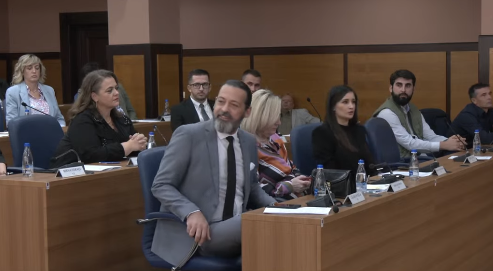 Opozita në Prishtinë rikthehet në Kuvend, iu rrezikua mandati pas pesë muajve mungesë