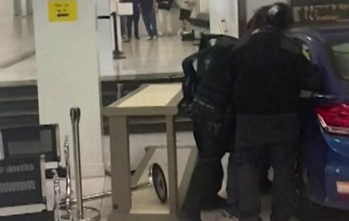 Qëllohet për vdekje personi që u fut me veturë në Konsullatën kineze në San Francisco