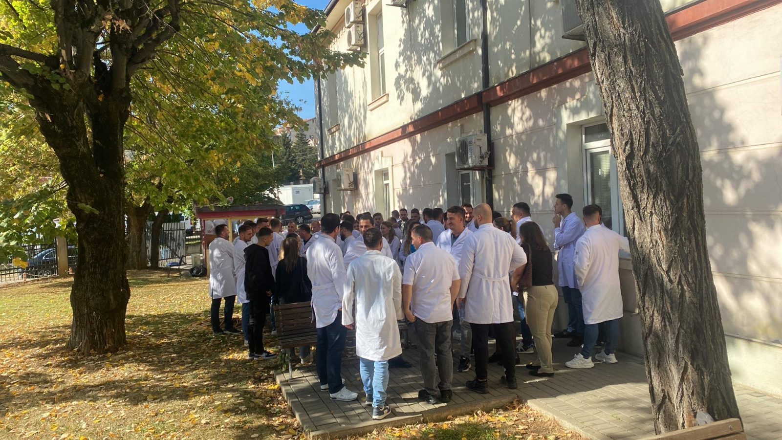 Specializantët në protestë, kërkojnë pagesën e kujdestarive sipas Ligjit të ri të pagave