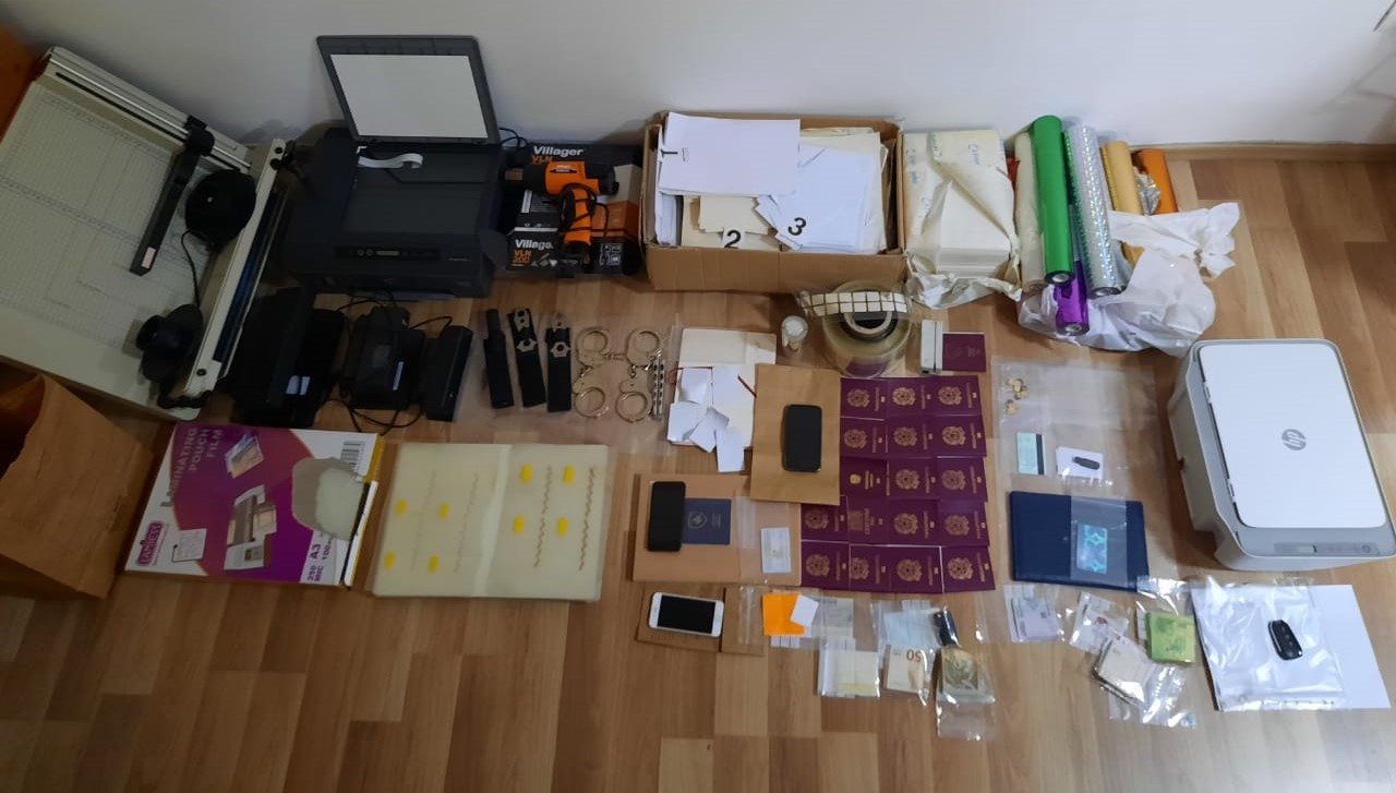 Arrestohen 5 të dyshuar për krim të organizuar e kontrabandim me migrantë