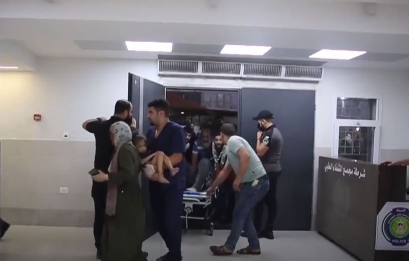 Palestinezët në rend për bukë - pamje tronditëse nga spitalet në Gaza