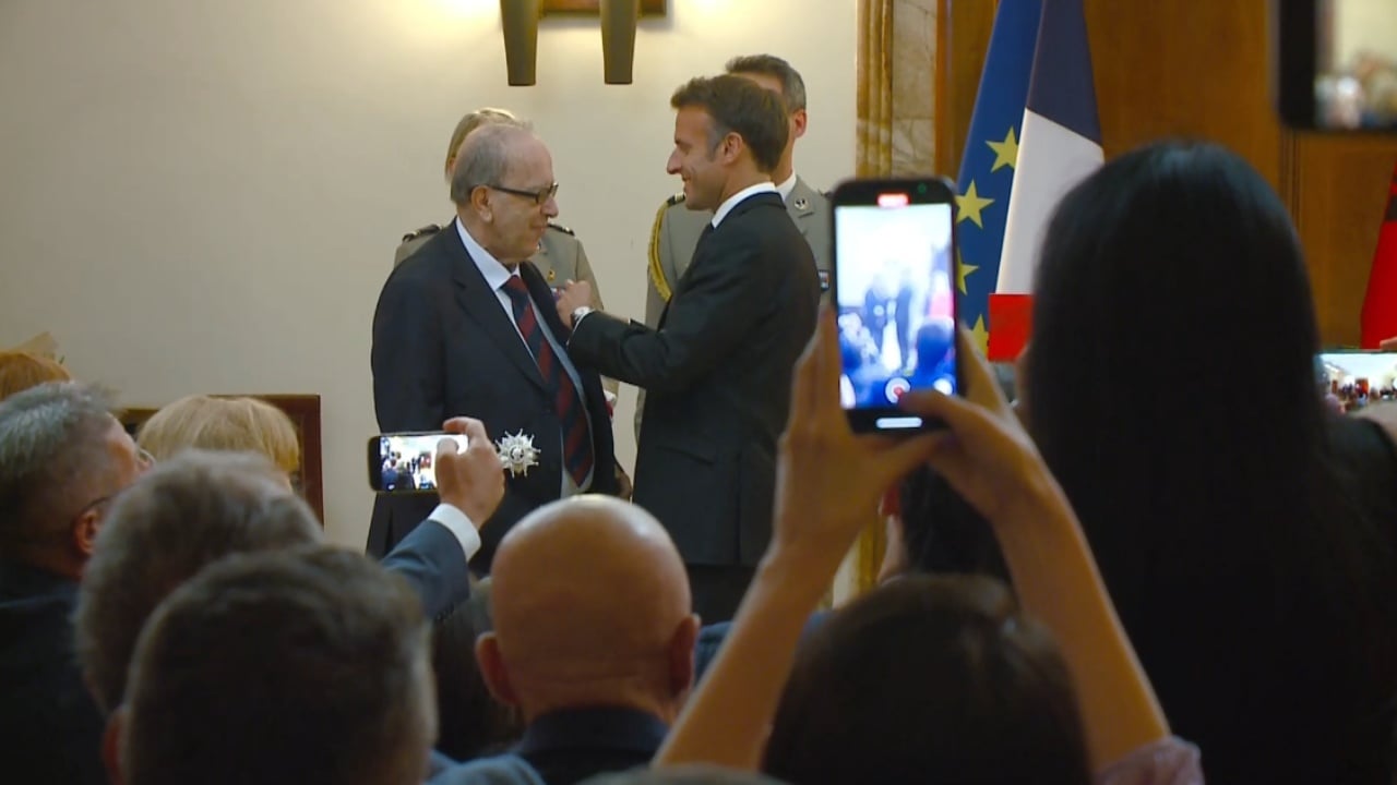 Macron ia dorëzon shkrimtarit Ismail Kadare dekoratën e “Oficerit të Madh të Legjionit të Nderit”