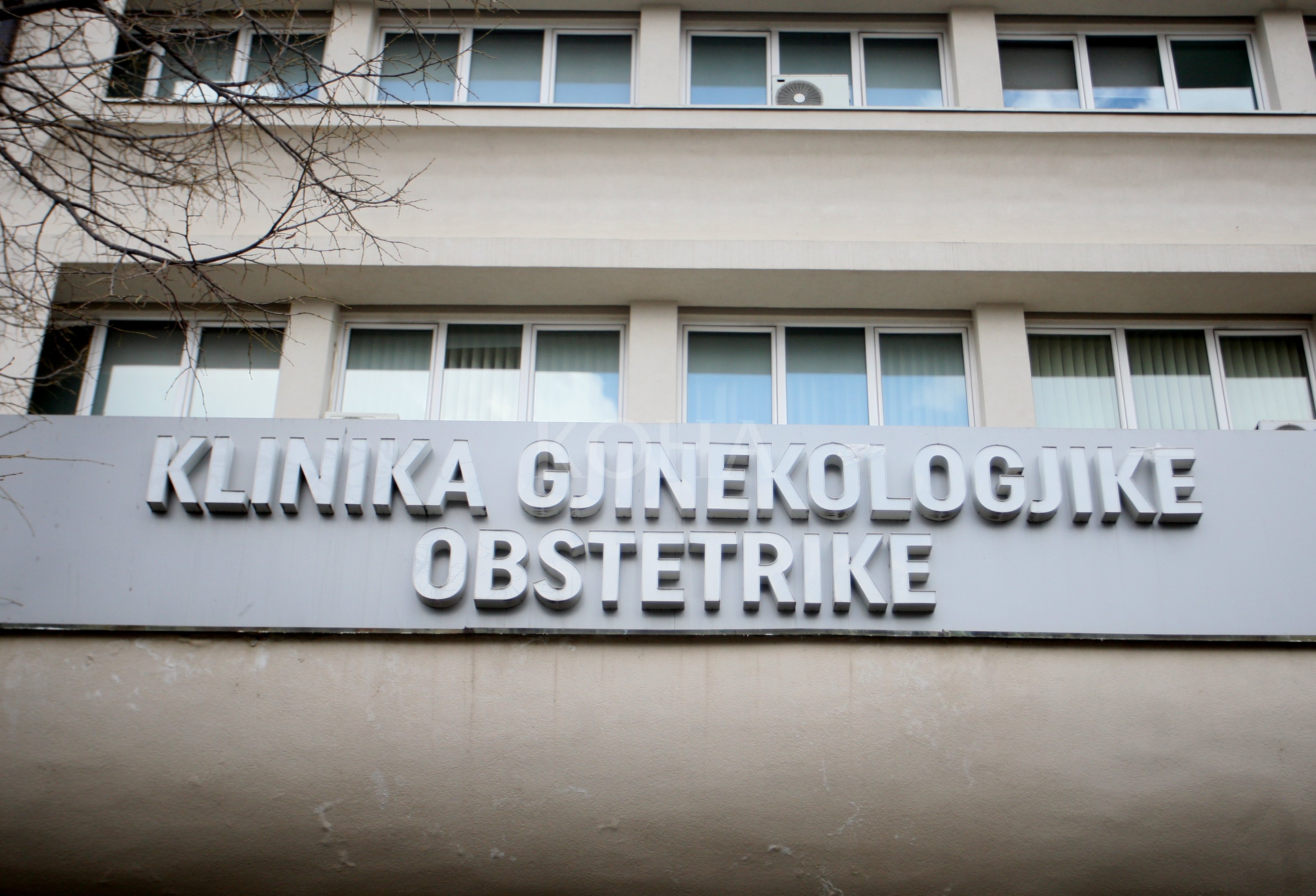 Vdiq foshnja që lindi në banesë, Policia nis hetimet