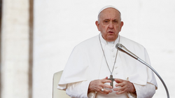 Pas vendimit për bekimin e të njëjtës gjini, Papa dënon ideologjitë që e pengojnë Kishën ta shohë realitetin