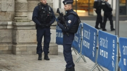 Franca dyshon se të rinjtë po fshihen prapa thirrjeve të rreme për bomba