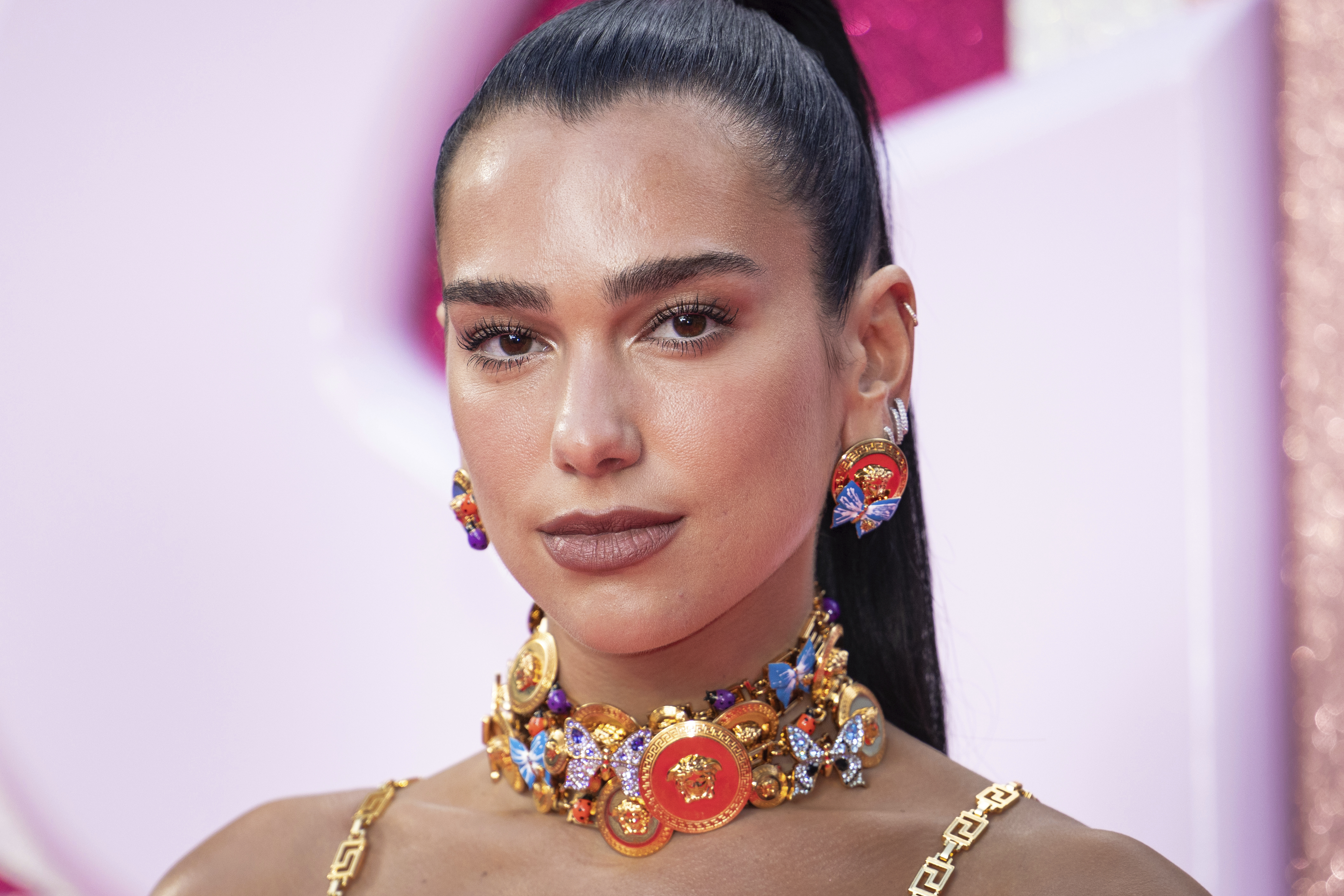 Dua Lipa, ndër yjet botërore që i çuan letër Bidenit për armëpushim në Lindje të Mesme
