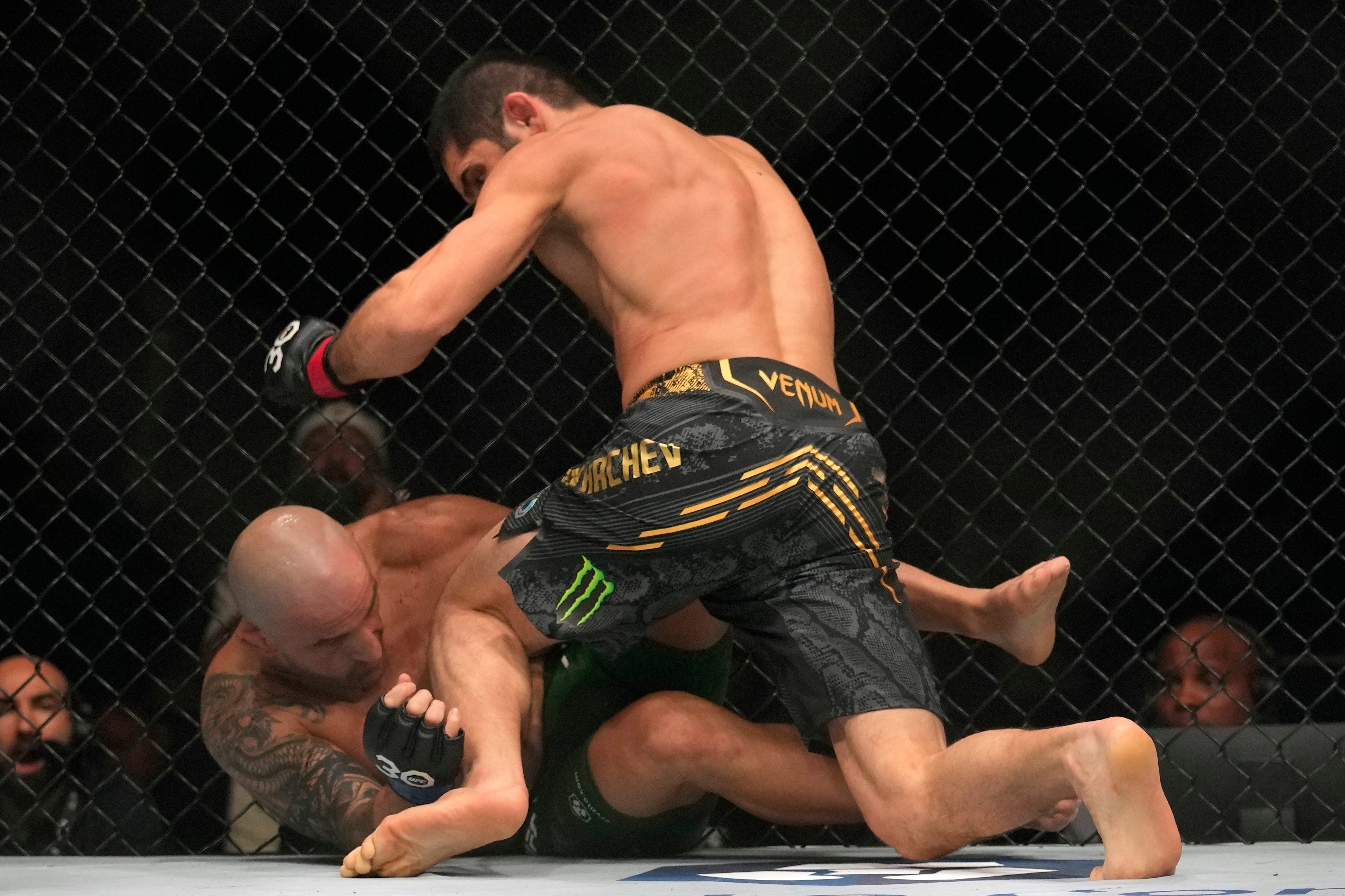 Makhachev nokauton Volkanovskin, mbron titullin në UFC