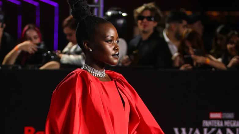 Lupita Nyogo thotë se fansat po ia bëjnë më të lehtë ndarjen nga partneri