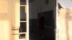 Profesoresha e matematikës bojkoton mësimin - proteston për gjendjen e rëndë në gjimnazin e Ferizajt