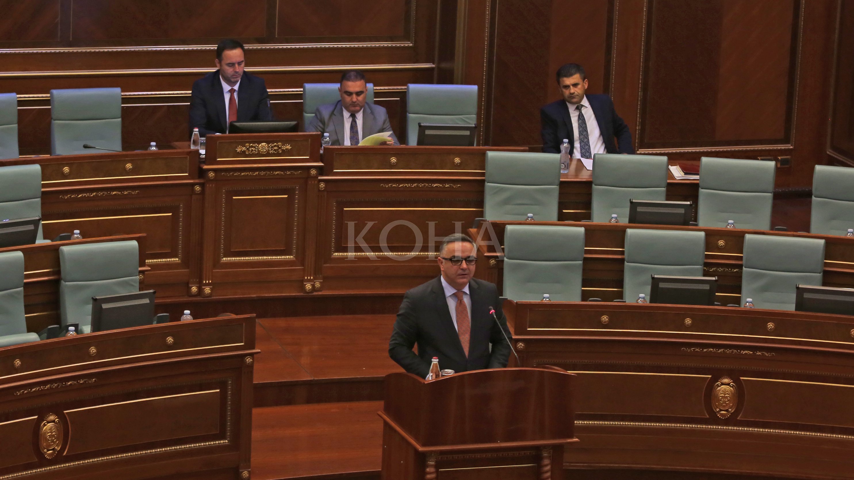 Tahiri: Me miratimin e Ligjit për zyrtarët publikë, Qeveria e sulmon administratën shtetërore
