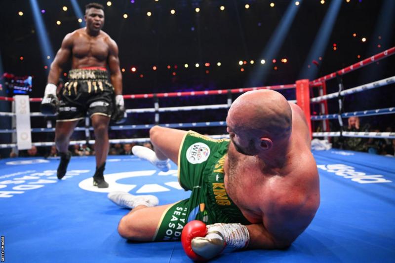 Fury me fitore të diskutueshme ndaj yllit të MMA-t, Ngannou