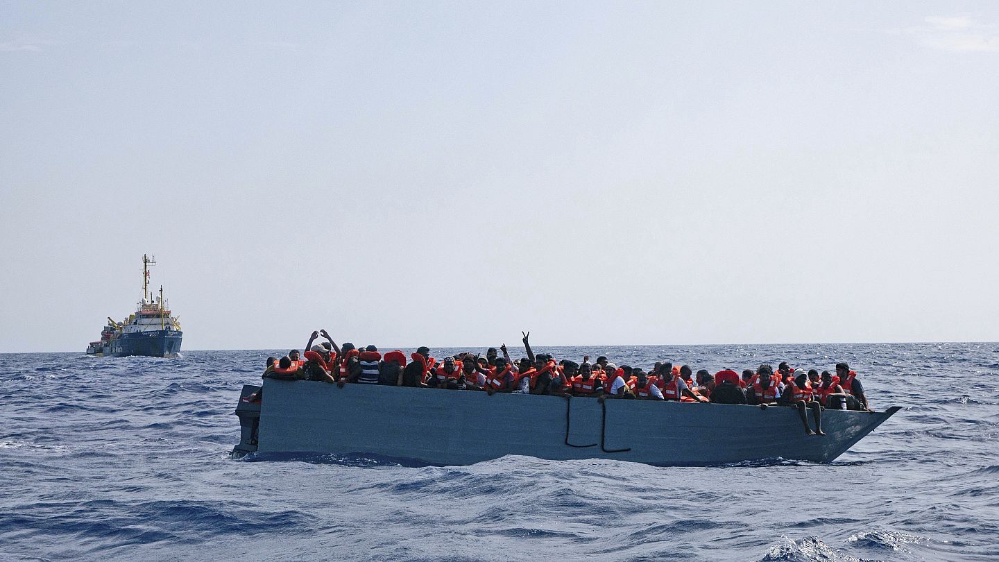 Vazhdojnë kërkimet për 20 migrantë, anija me të cilën po udhëtonin u shkatërrua në brigjet e Sicilisë