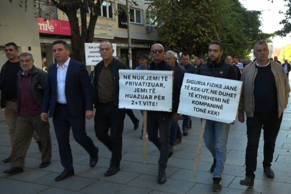 Punëtorët akuzojnë KEK-un për tenderë: Stop dallavereve, edhe ne kemi fëmijë